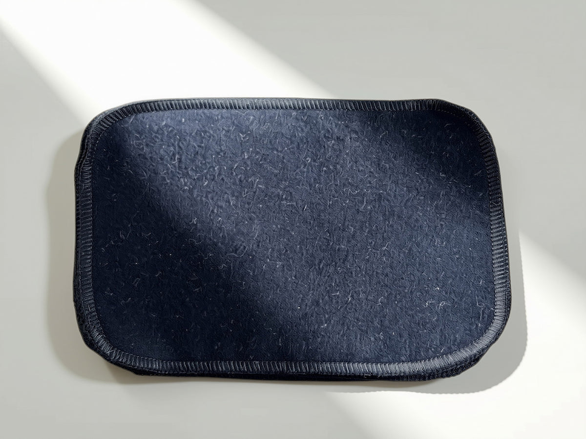 Pile de lingettes de toilette en flanelle de coton de couleur noire.