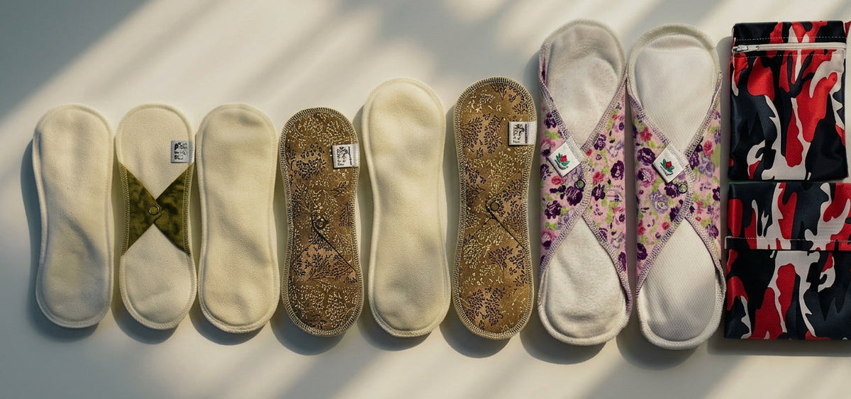 Gamme de protections hygiéniques recto verso avec deux pochettes imperméables. L'une à rabat et l'autre à fermeture éclair.