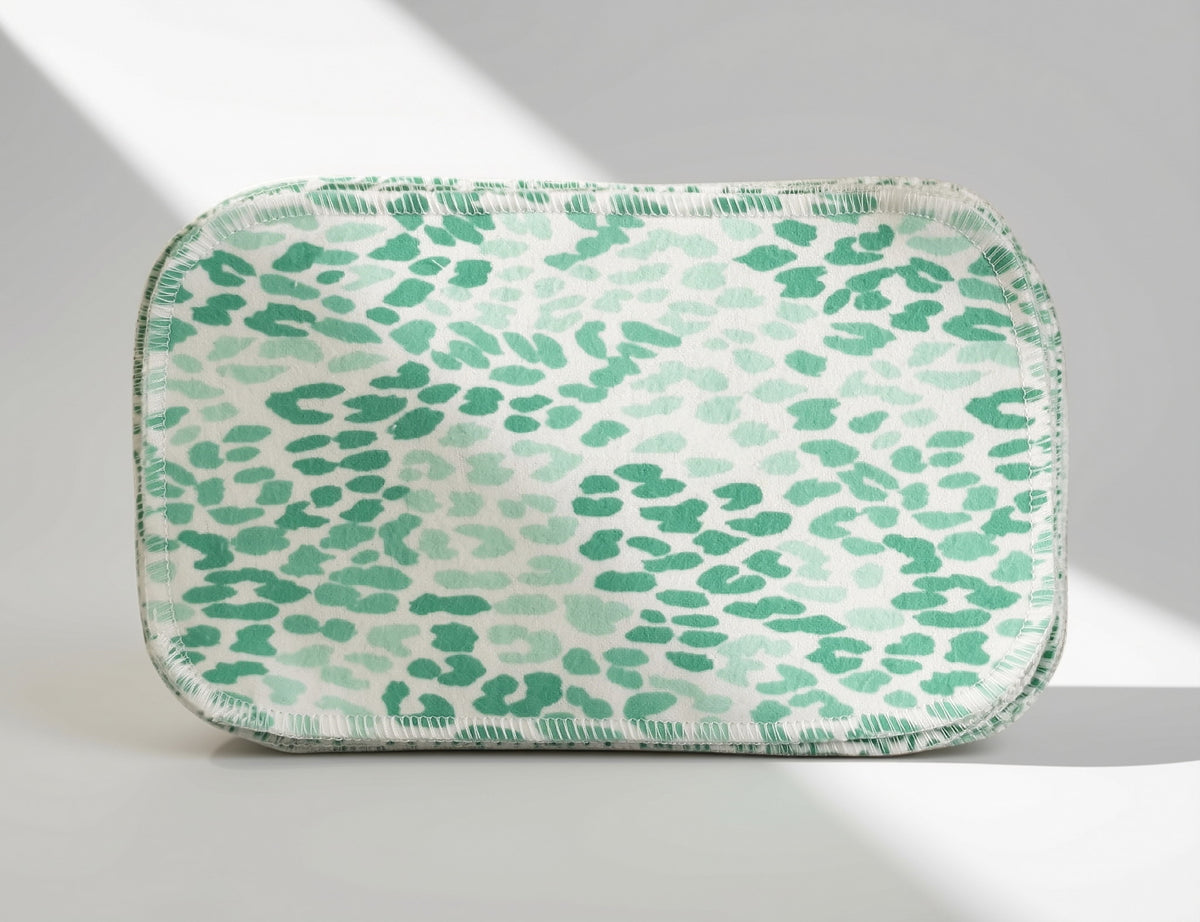 Lingettes de toilette réutilisables en flanelle de coton, motifs vert et blanc.