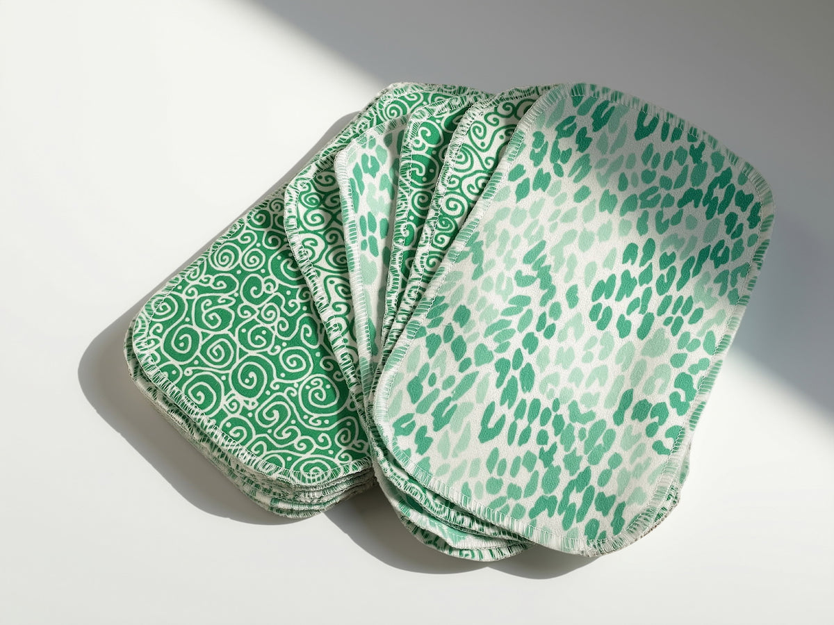 Pile de feuillet de toilette en flanelle de coton de motifs variés vert et blanc.