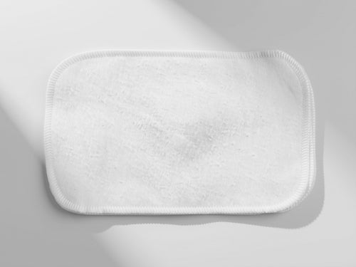 Pile de papier de toilette en flanelle de coton blanc.