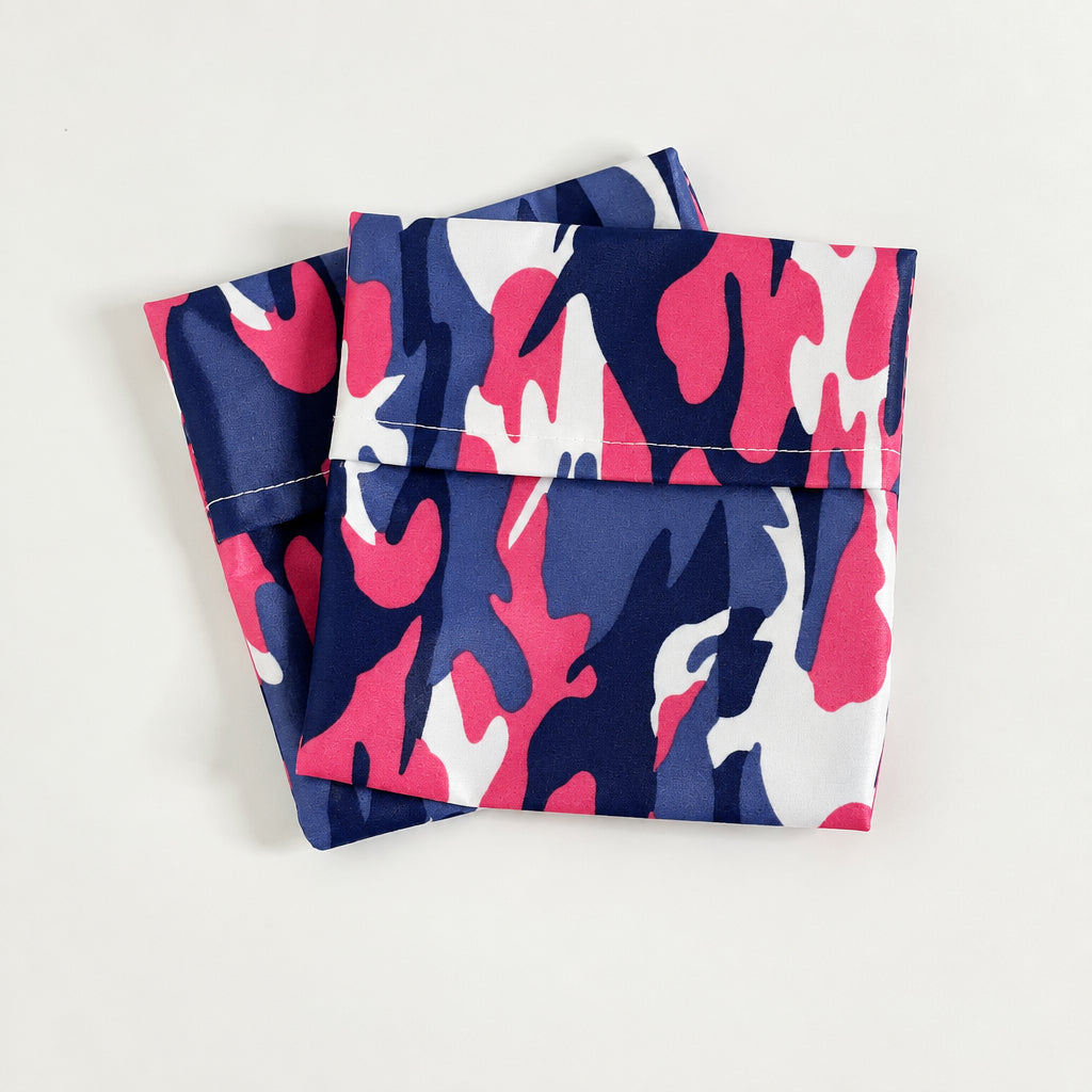 Pochette de voyage en PUL avec rabat. Couleur camouflage, rose, blanc e, nir et bleu nuit.