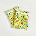 Pochette en PUL avec fermeture éclair, motifs hiboux sur fond vert pomme.