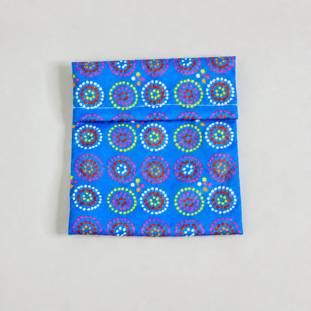 Pochette de rangement en pul, fond bleu avec motifs discrets.